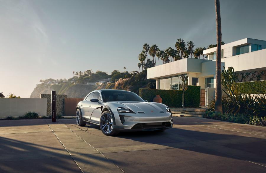  Porsche Mission E Cross Turismo 2018 года  (фото 21 из 66)